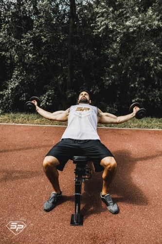 Ecarté incliné avec haltère pour le renforcement musculaire